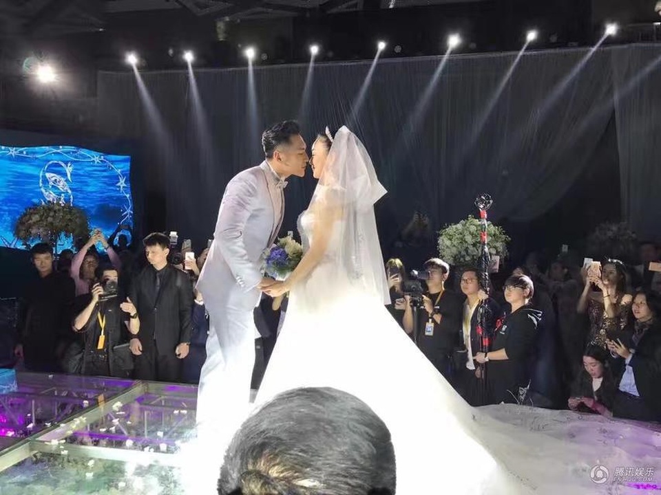 Chung Lệ Đề và chồng trẻ đi nghỉ trăng mật sau đám cưới hoành tráng - 9
Chú rể dịu dàng hôn môi cô dâu trong tiệc cưới ấm cúng.
