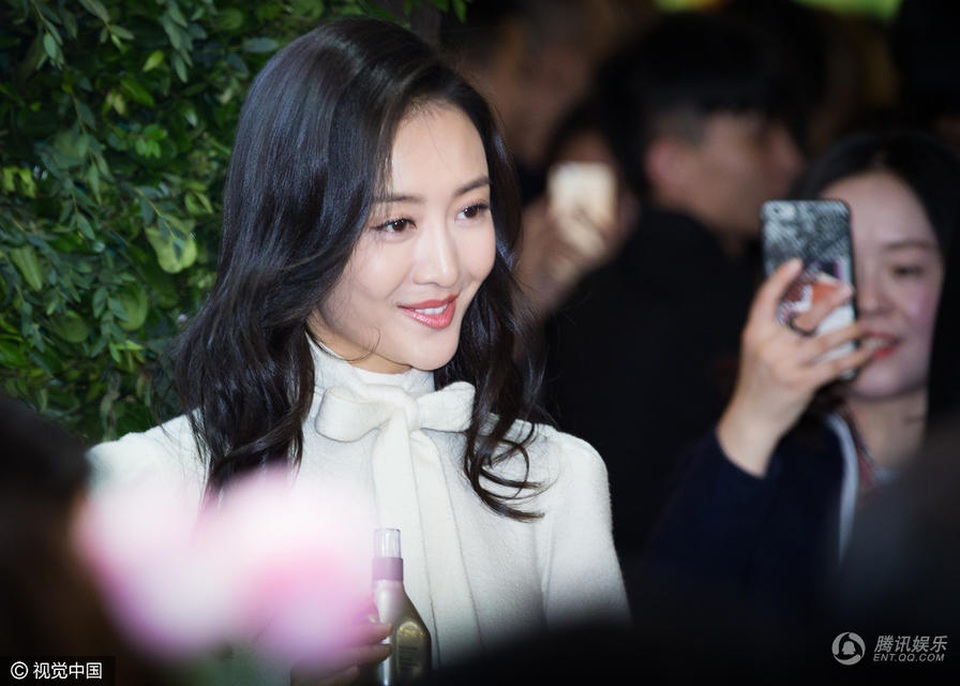 "Người thứ ba" Vương Âu lên tiếng về mối quan hệ với Lưu Khải Uy - 2
Nữ diễn viên thu hút sự quan tâm đặc biệt của dư luân dù chỉ xuất hiện trong 10 phút.