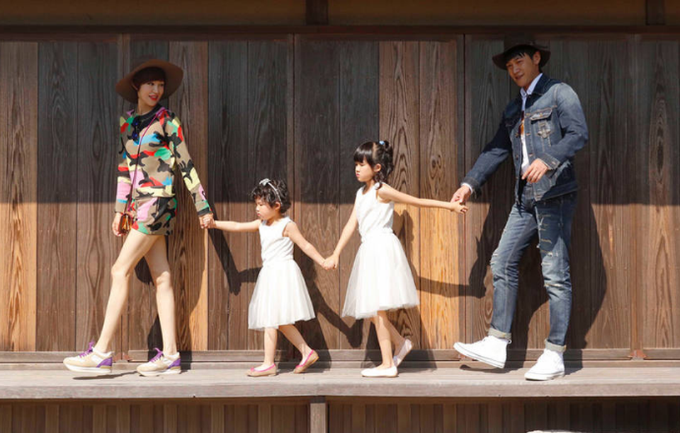 
Những bức ảnh gia đình hạnh phúc của Lục Nghị và Bào Lôi được họ chia sẻ thường xuyên trên trang cá nhân.
