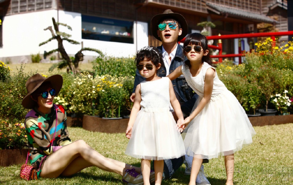 
Lục Nghị và Bào Lôi không có ý định hướng con vào nghệ thuật nhưng cả hai thống nhất sẽ để các con tự lựa chọn sự nghiệp và con đường đi của mình.
