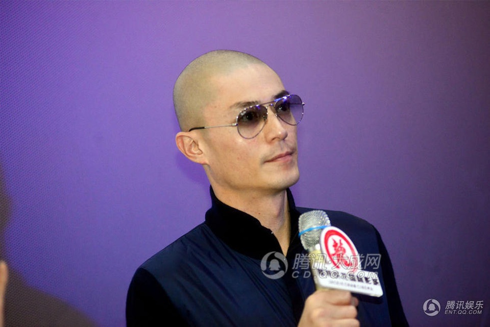 Nụ cười hiếm hoi của "ông xã" Lâm Tâm Như - 6
Có nguồn tin cho rằng, Hoắc Kiến Hoa buộc phải kết hôn với Lâm Tâm Như bởi hai người lỡ có con. Nữ diễn viên 40 tuổi đang mang bầu và không nhận được sự quan tâm của chồng.