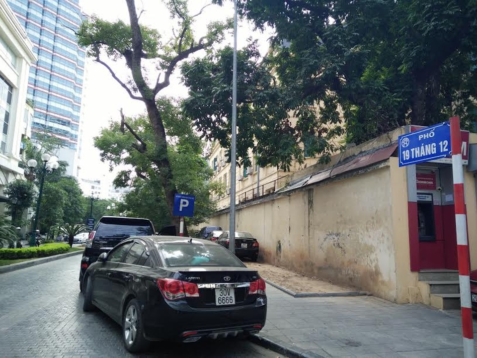 Hà Nội đã gắn biển tên phố “19 tháng 12” - 3
Đặt một tấm bia tưởng niệm những đồng bào Thủ đô đã ngã xuống trong ngày 19/12/21946 là cần thiết để nhắc nhở các thế hệ mai sau luôn nhớ tới sự kiện lịch sử này.