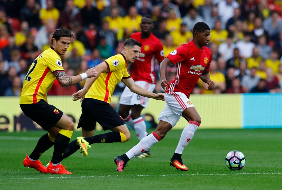 Nhìn lại trận thua mất mặt của MU trước Watford - 5
Rashford bứt đi trước sự truy cản của các cầu thủ Watford