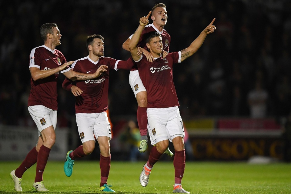 Nhìn lại chiến thắng của MU trước Northampton - 10
Niềm vui của Northampton khi gỡ hòa trước MU