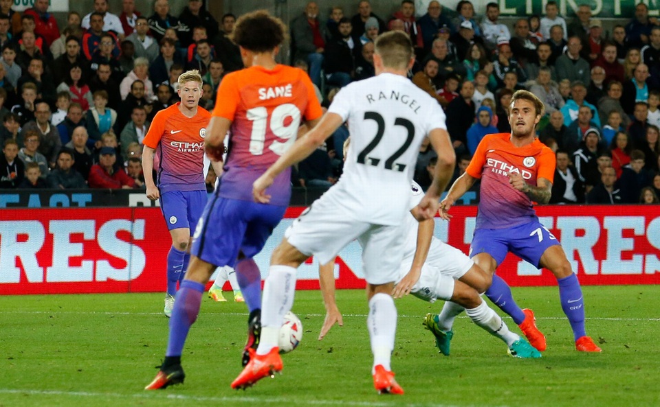 Nhìn lại chiến thắng của Man City trước Swansea - 11
Không lâu sau ghi mở tỉ số, Man City nhân đôi cách biệt. Người ghi bàn là tiền vệ trẻ Garcia