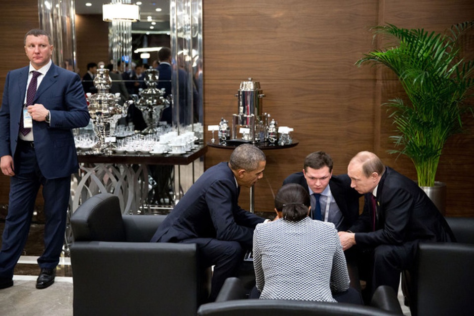 Những khoảnh khắc hậu trường "đắt giá" của Tổng thống Obama - 20
Tổng thống Obama thảo luận nhanh với nhà lãnh đạo Nga Vladimir Putin bên lề thượng đỉnh G20 tại Antalya, Thổ Nhĩ Kỳ tháng 11/2015.
