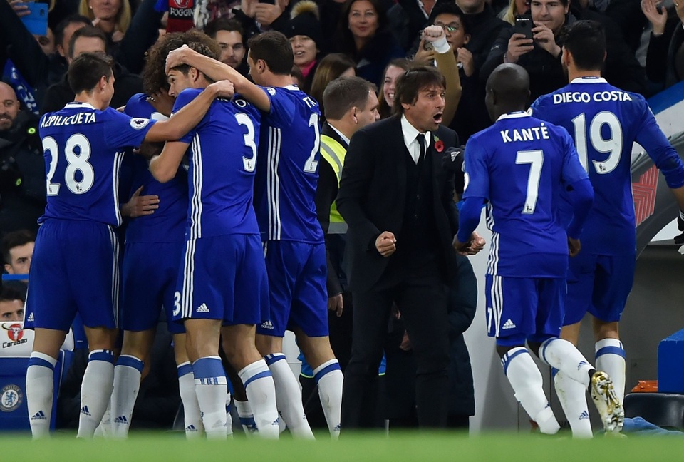 
Conte (giữa) vui mừng cùng các học trò sau khi đội bóng của ông vượt lên
