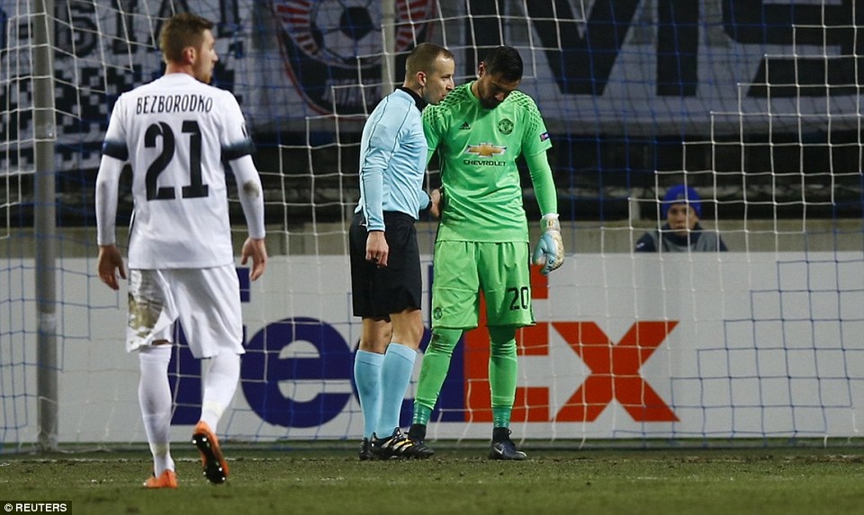 
Trọng tài trao đổi với thủ thành của MU sau vụ bị ném pháo
