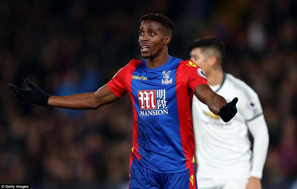 
Zaha phản ứng khi cho rằng hậu vệ đội khách xứng đáng nhận thẻ đỏ
