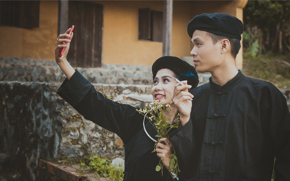 Check-in điểm chụp ảnh "chất lừ" để có bộ ảnh cưới không giống ai - 9 Ngoài thưởng thức vẻ đẹp thiên nhiên nơi đây, các bạn còn có cơ hội thưởng thức các loại quả núi rừng như mơ, đào..., các món ăn đặc sản như bánh cao bằng, thịt lợn rừng quay...