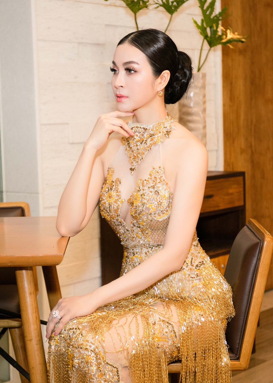 
Ngoại tứ tuần, nữ diễn viên nổi tiếng vẫn giữ nguyên vẻ đẹp gợi cảm và sang trọng
