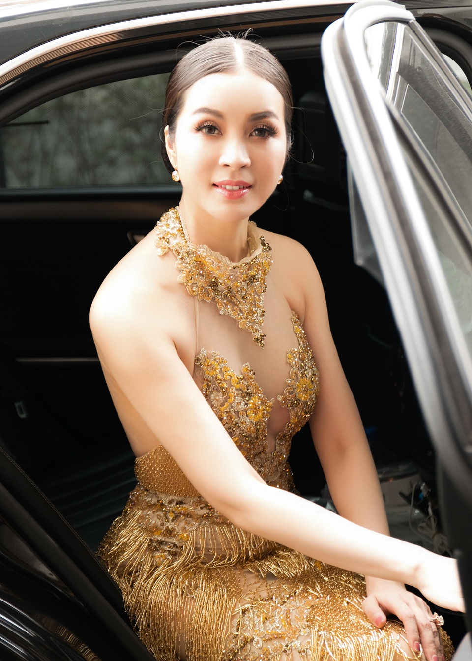 
Người đẹp cũng thường xuyên massage mặt đúng cách để giúp da mặt căng mịn và máu được lưu thông tốt.
