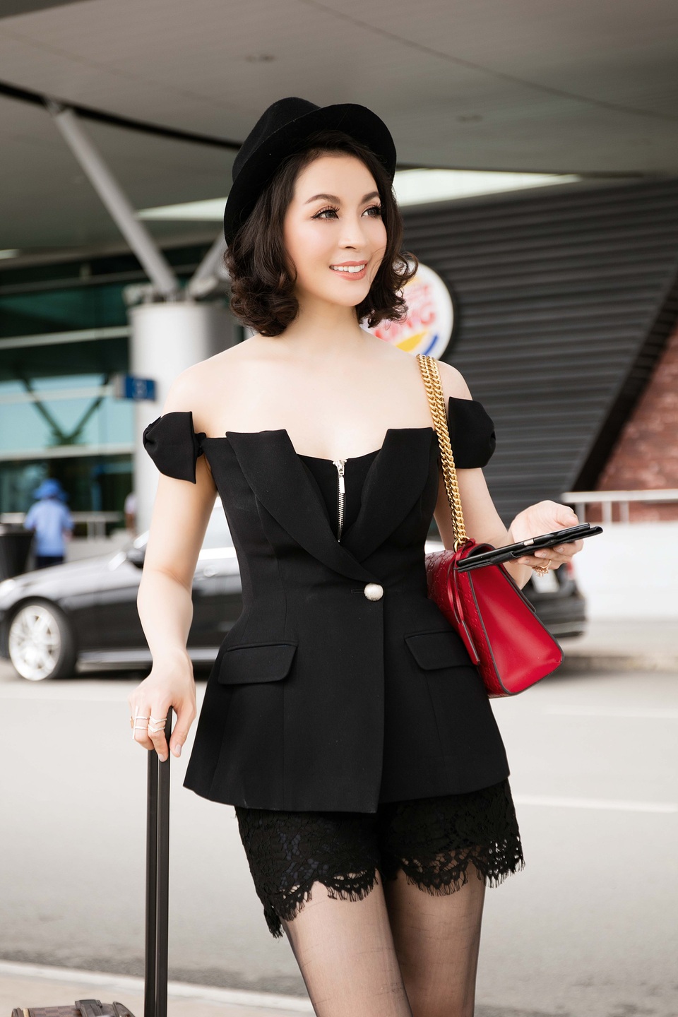 
Người đẹp 43 tuổi hút mọi ánh nhìn ở sân bay
