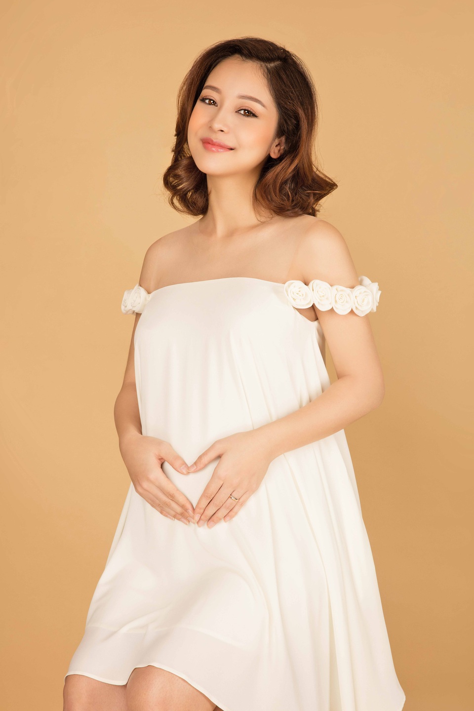 Jennifer Phạm rạng ngời khoe bụng bầu lần ba - 7
Xinh đẹp và nổi tiếng, hoa hậu ba con rất đắt show làm MC, quảng cáo trong thời gian gần đây