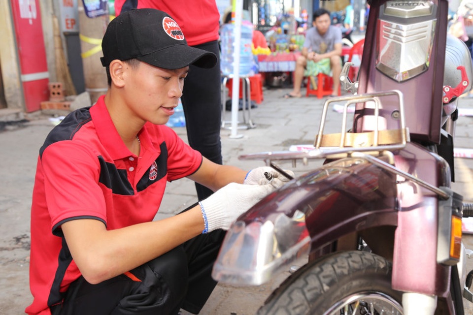 Tại sao phải thay bugi định kì mỗi 8.000 km? - 2
Đến với sự kiện, xe của khách hàng được chăm sóc và bảo dưỡng bugi miễn phí bởi các nhân viên kĩ thuật của NGK