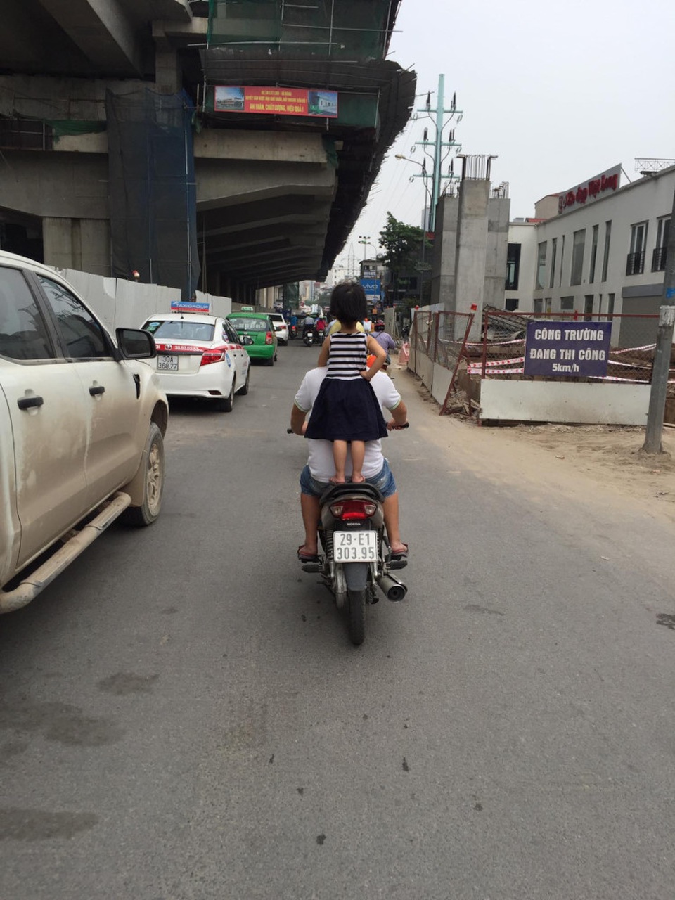 Đừng chiều con trẻ vô lối khi tham gia giao thông - 1 Đừng chiều con trẻ vô lối khi tham gia giao thông - 1