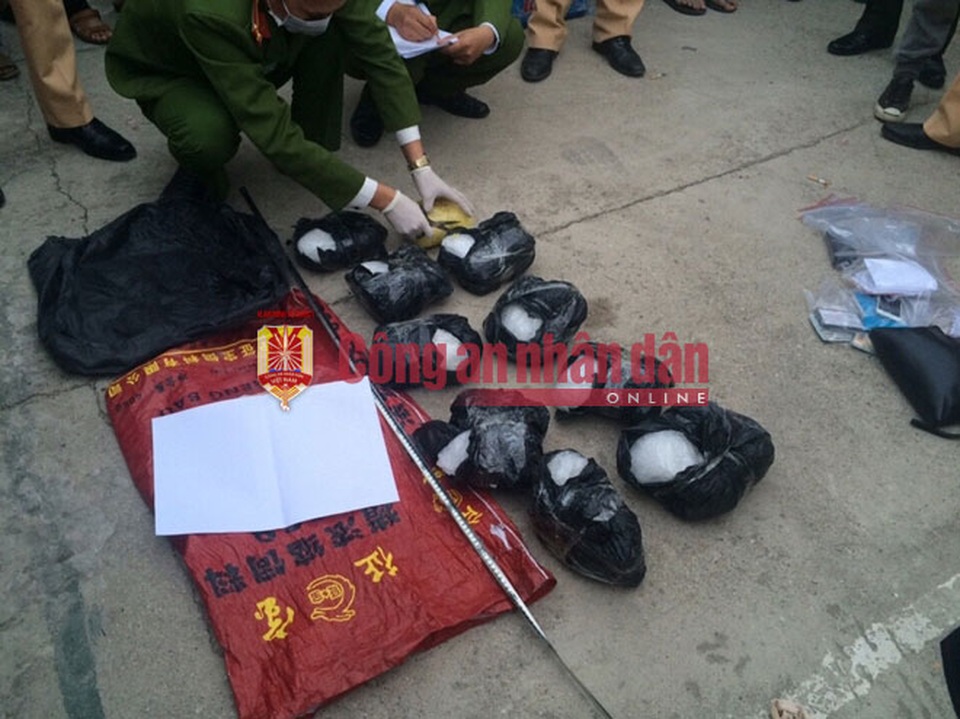 Nổ súng vây bắt 3 đối tượng vận chuyển gần 20kg ma túy đá - 2