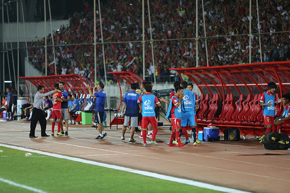 Myanmar 1-2 Việt Nam: Chiến thắng vất vả - 3
Niềm vui của BHL Myanmar, , ảnh: T.Lương