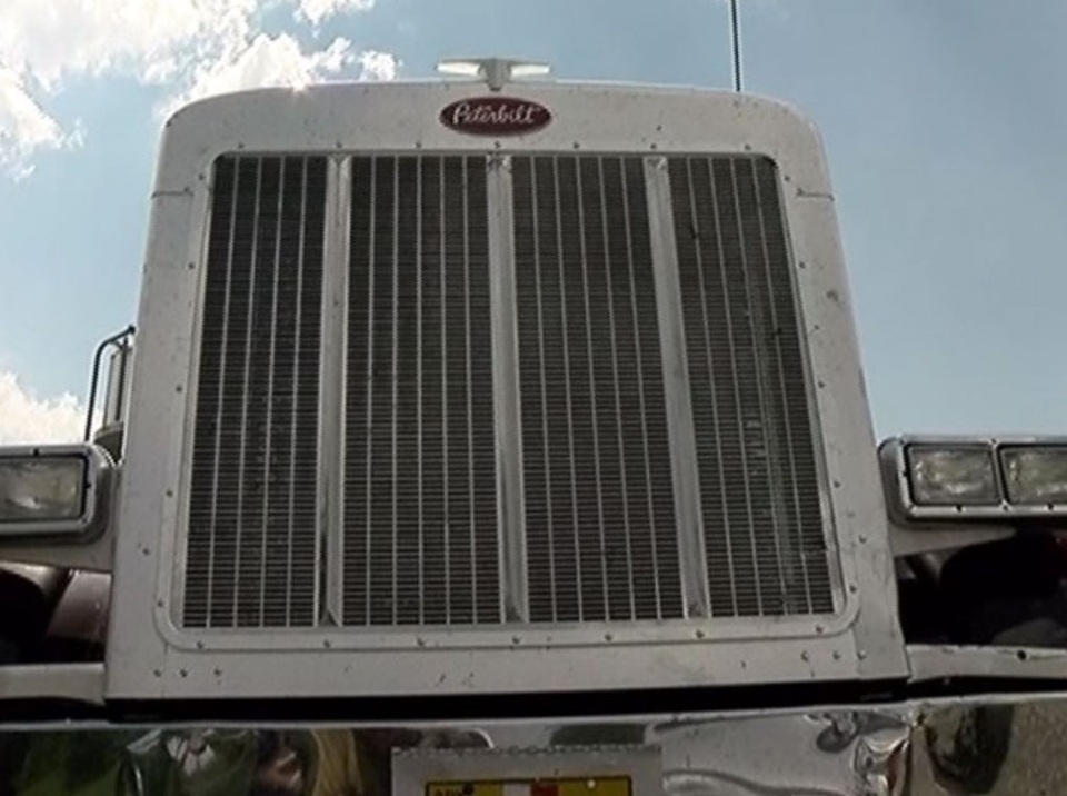 Xe 18 bánh ủn xe con, tài xế không hay biết - 9