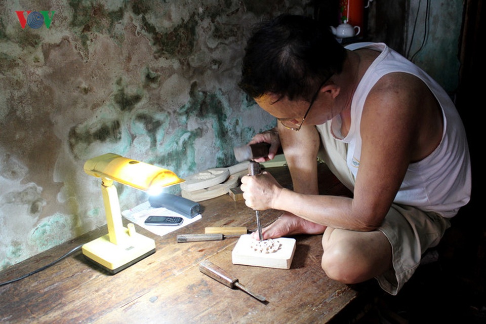 Khám phá nghề đúc khuôn bánh Trung thu giữa phố cổ Hà Nội - 2
Trên thị trường hiện nay, ngoài những khuôn nhựa được sản xuất công nghiệp thì công nghệ còn chế tạo ra những chiếc máy đục gỗ tự động CNC.“Khuôn máy nhìn nó bị cứng chứ không có hồn như làm thủ công” Ông Quang cho biết.