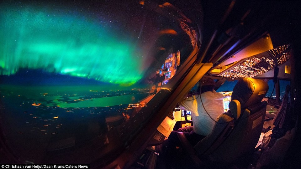 Chỉ phi công mới có "đặc quyền" chiêm ngưỡng khoảnh khắc ấn tượng này - 2 Hình ảnh Bắc Cực quang lộng lẫy khi máy bay bay ngang qua Canada.