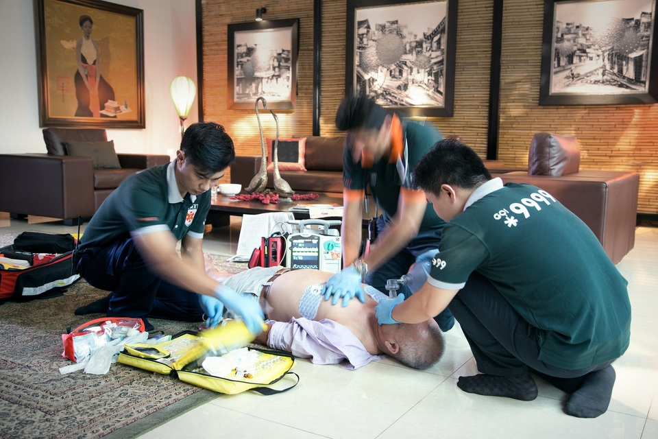Gặp người bị nạn muốn cứu người…chỉ cần nhấn phím *9999 - 2
Các chuyên viên đang cấp cứu bệnh nhân tại hiện trường.