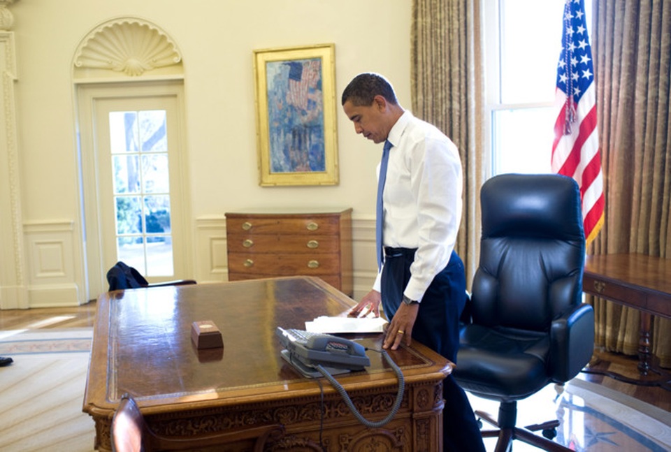 Những khoảnh khắc hậu trường "đắt giá" của Tổng thống Obama - 2
Buổi sáng đầu tiên của ông Obama trên cương vị tổng thống Mỹ tại phòng Bầu dục, ngày 21/1/2009.