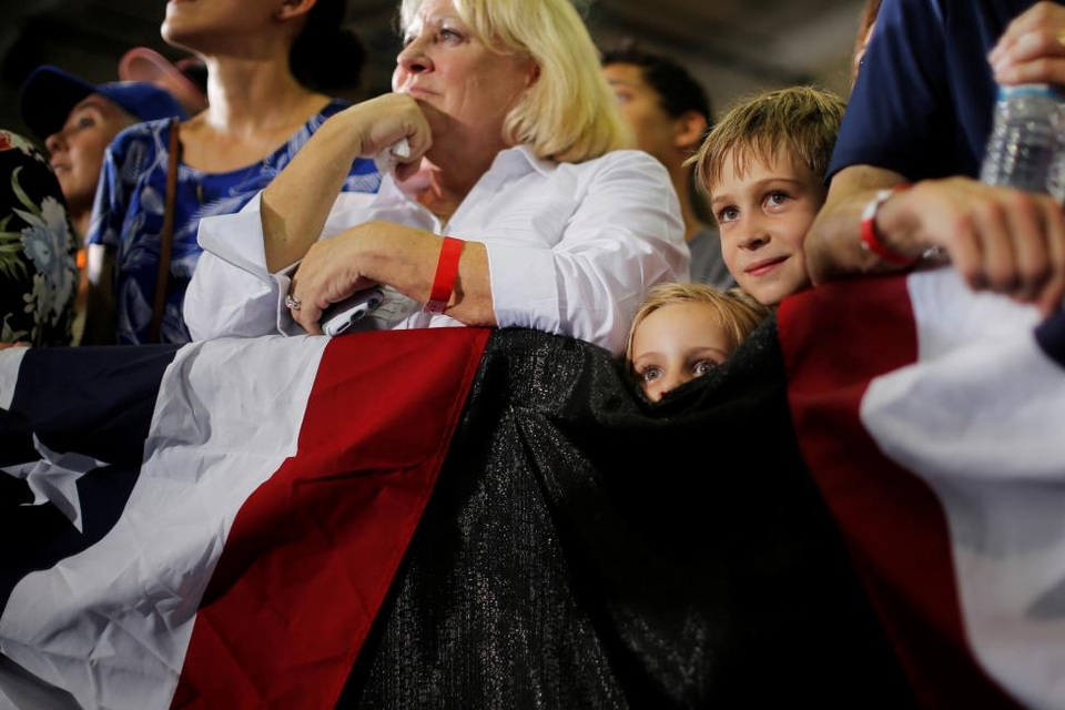 
Một bé gái đứng lọt thỏm trong đám đông tại cuộc vận động tranh cử của bà Clinton ở Coral Springs, Florida. 
