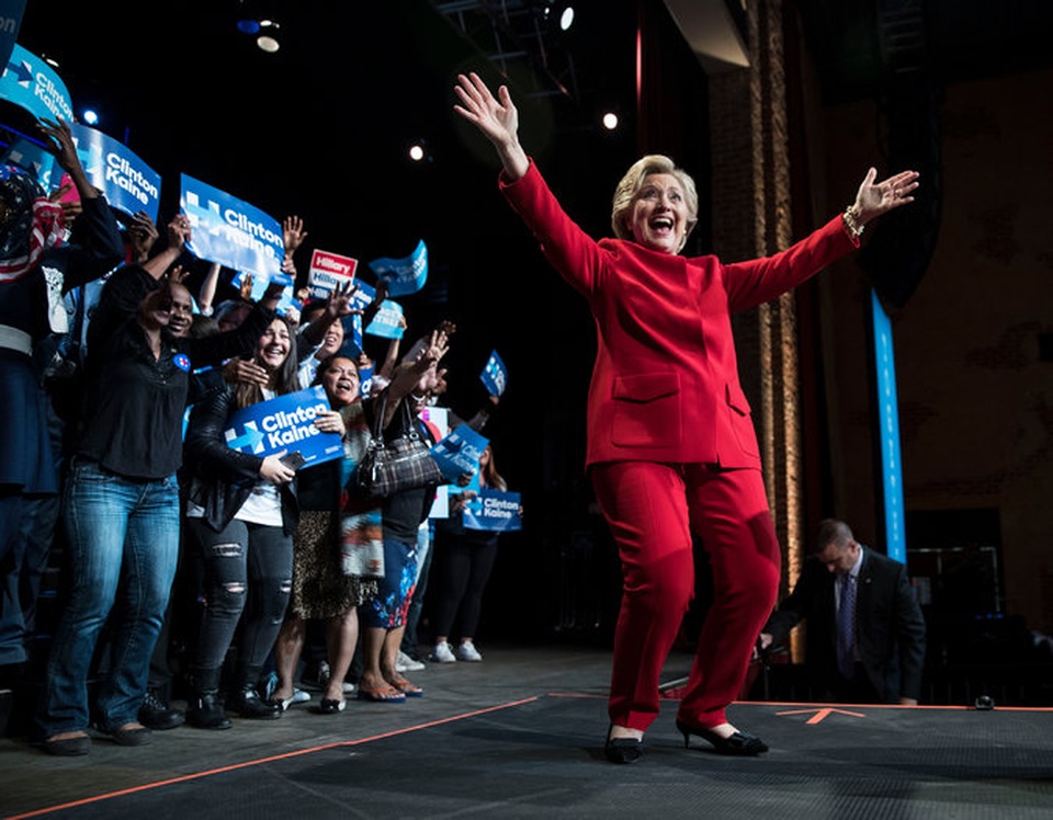 Lộ diện nhà thiết kế được Hillary Clinton “chọn mặt gửi vàng” - 2
Bà Clinton chọn trang phục đỏ nổi bật của Ralph Lauren trong cuộc tranh luận đầu tiên (Ảnh: NYT)