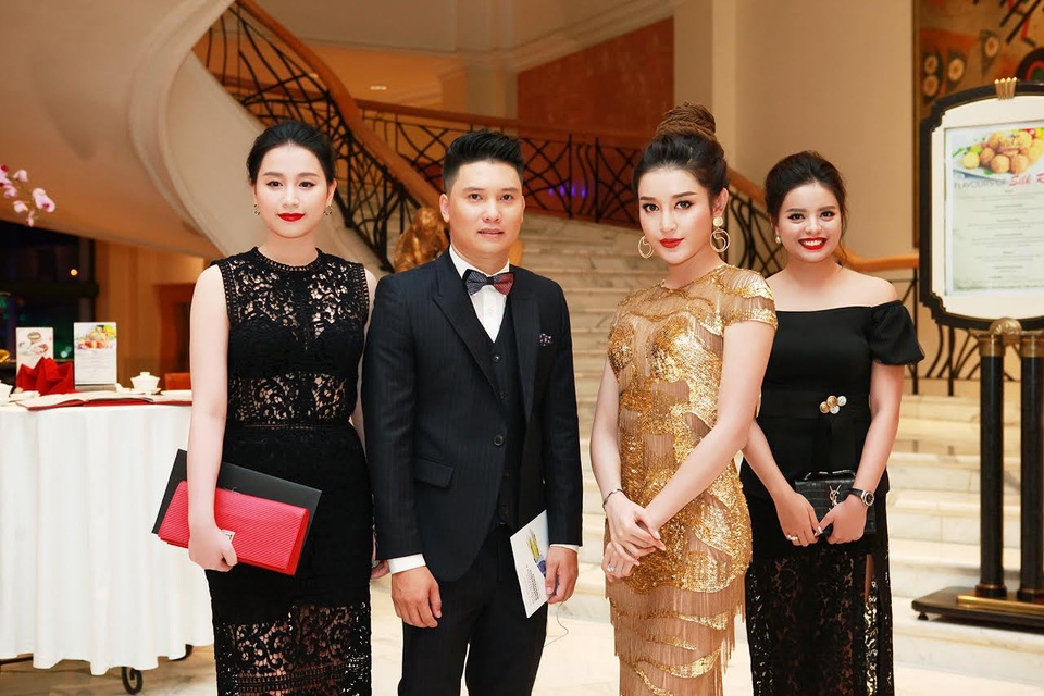 
Các người đẹp vui vẻ trò chuyện và tạo dáng.
