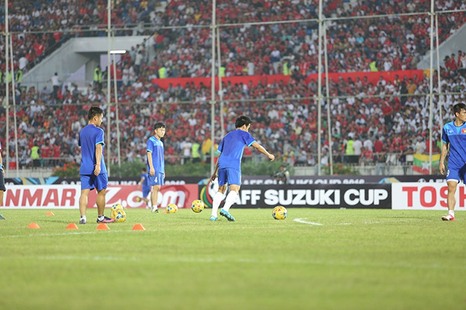 Myanmar 1-2 Việt Nam: Chiến thắng vất vả - 11
Đội tuyển Việt Nam khởi động trước khi bắt đầu trận đấu, ảnh: T.Lương