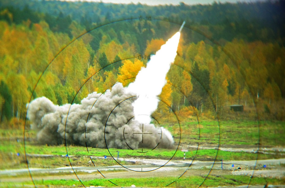 10 hệ thống vũ khí mạnh nhất của Lực lượng tên lửa và pháo binh Nga - 3
Hệ thống rocket đa nòng Smerch được thiết kế để phá hủy tất cả các nhóm mục tiêu nhỏ ở khoảng cách từ 20-90 km. Smerch được mệnh danh là vũ khí hủy diệt khủng khiếp nhất trên trái đất sau vũ khí hạt nhân.