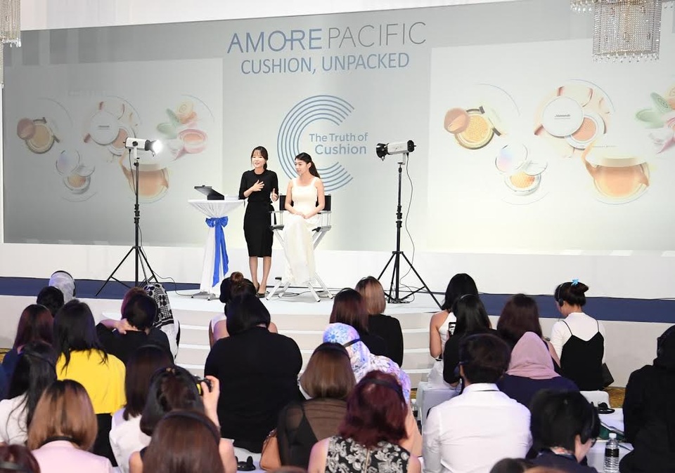 Bí quyết để có lớp trang điểm mỏng, mịn của sao Hàn - 3
Theo chuyên viên trang điểm của Amorepacific, ưu điểm của dòng phấn nước là lớp trang điểm mỏng, mịn và tự nhiên.