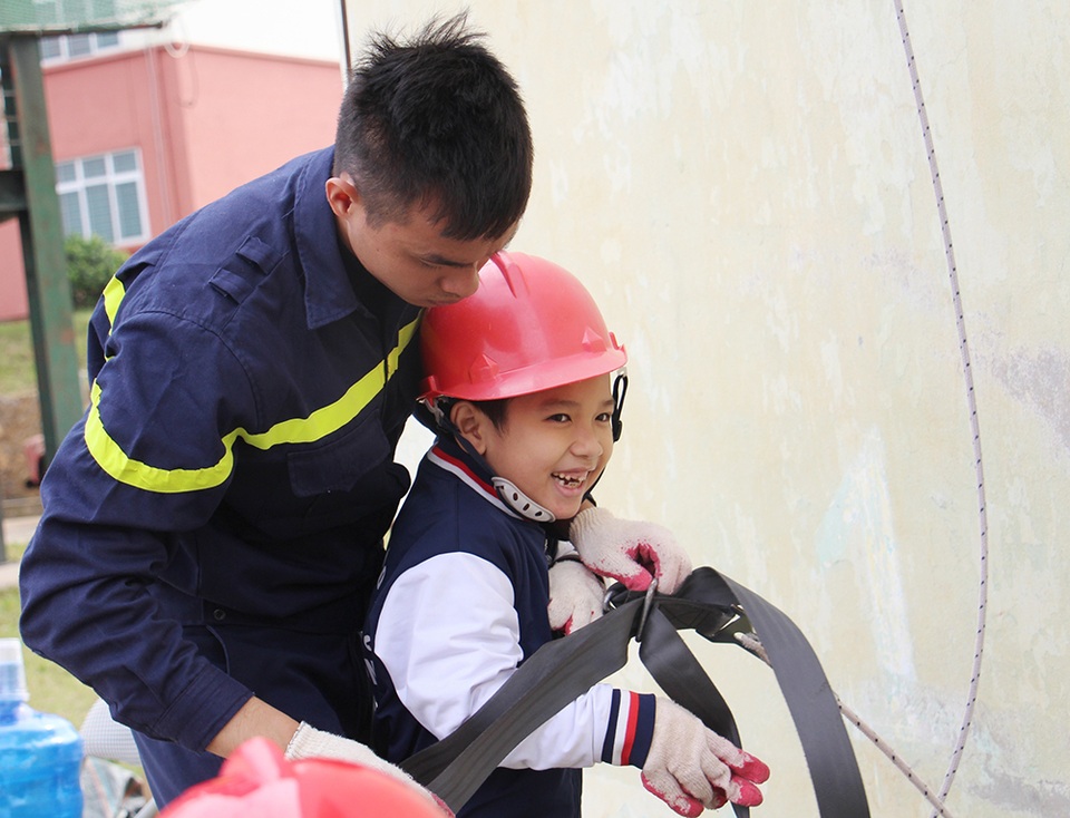 "Thót tim" với trải nghiệm làm lính cứu hỏa của học sinh tiểu học - 3 "Thót tim" với trải nghiệm làm lính cứu hỏa của học sinh tiểu học - 3