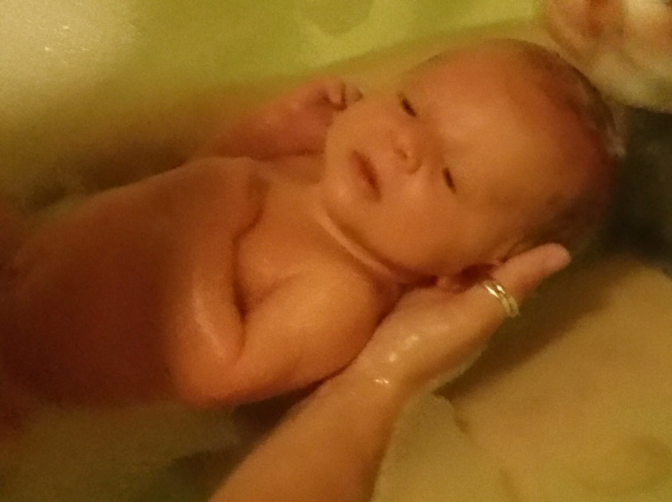 Vào nhà tắm thư giãn vài phút, bước ra đã... đẻ xong con - 2 Theo Kat, đây có lẽ là ca sinh nở nhanh nhất và nhẹ nhàng nhất