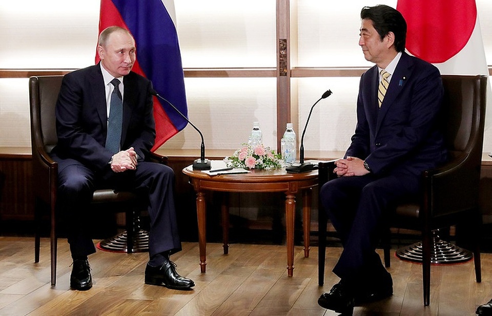 Ông Putin, Abe gặp nhau ở khu nghỉ dưỡng suối nước nóng - 1
Tổng thống Nga Putin và Thủ tướng Nhật Abe trong cuộc gặp ngày 15/12 tại tỉnh Yamaguchi, tây nam Nhật Bản (Ảnh: Tass)