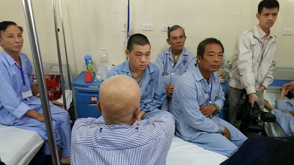 Sau bất cập viện K, Bộ Y tế thị sát chất lượng bệnh viện tuyến trên - 1
Tình cảnh 4 bệnh nhân chung trên 1 giường bệnh tại BV K (cơ sở Tân Triều) khiến Bộ trưởng Y tế bức xúc, yêu cầu BV ngay lập tức sắp xếp lại khu điều trị nội trú, ngoại trú khoa học để người bệnh không chịu cảnh nằm ghép. Ảnh: H.Hải
