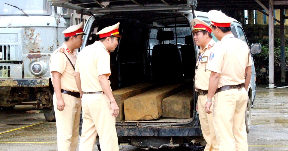 Số gỗ hương trên xe. (Ảnh: Công an cung cấp)