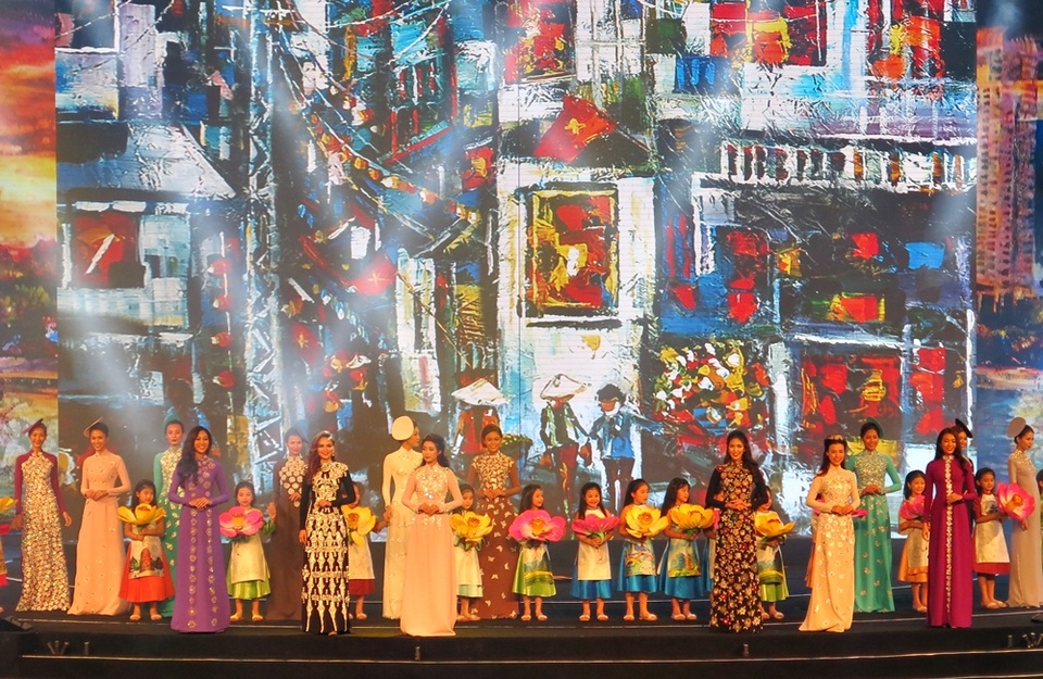 Màn trình diễn áo dài của dàn nhan sắc Việt