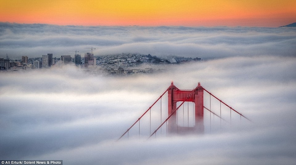 Còn đây là khung cảnh hùng vĩ của cầu Cổng Vàng chụp lúc 4 giờ sáng. Cầu Cổng Vàng hay Kim Môn kiều là cầu treo nổi tiếng, cửa ngõ vào vịnh San Francisco và Thái Bình Dương.