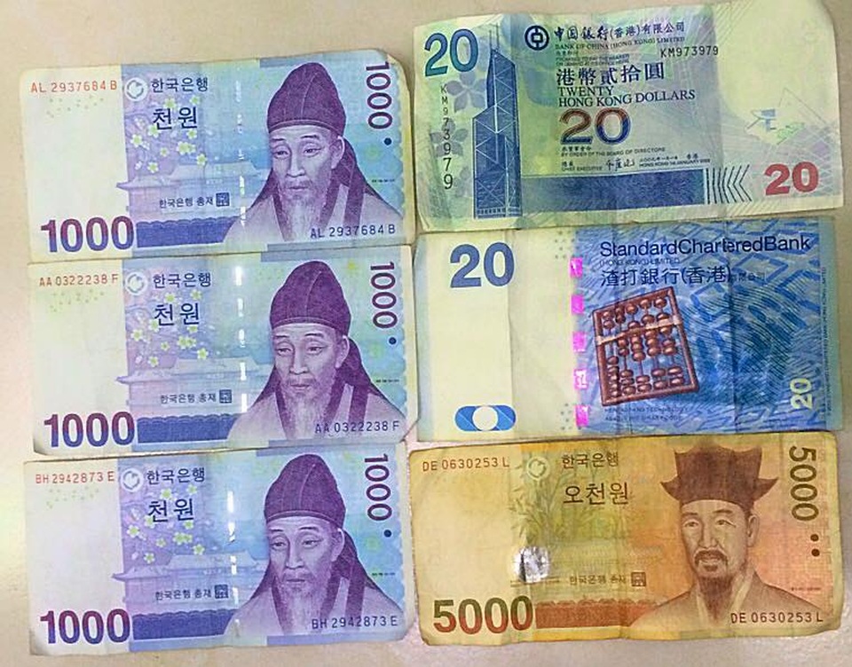 Chiếc nhẫn kim cương, xấp ngoại tệ trong chiếc áo cũ bốc mùi - 2
Những tờ tiền nước ngoài cũ kỹ nhặt được trong chiếc áo có thể đổi sang tiền Việt với con số khủng