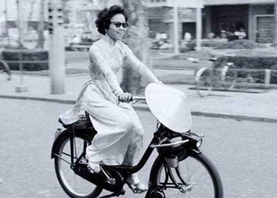 
Tà áo dài trên chiếc vélo solex tung bay trong gió
