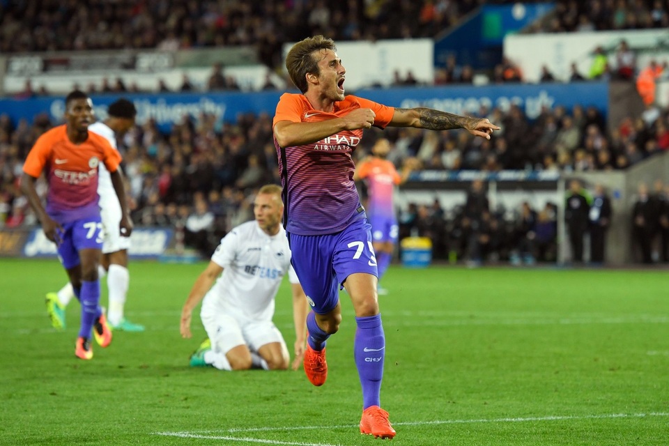 Nhìn lại chiến thắng của Man City trước Swansea - 12
Niềm vui của tiền vệ trẻ lần đầu được thi đấu cho Man City