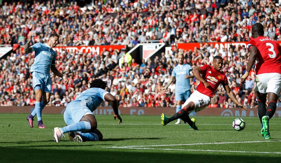 Nhìn lại trận hòa thất vọng của MU trước Stoke - 10
Cameroon bỏ lỡ một tình huống có thể ghi bàn mở tỉ số cho Stoke