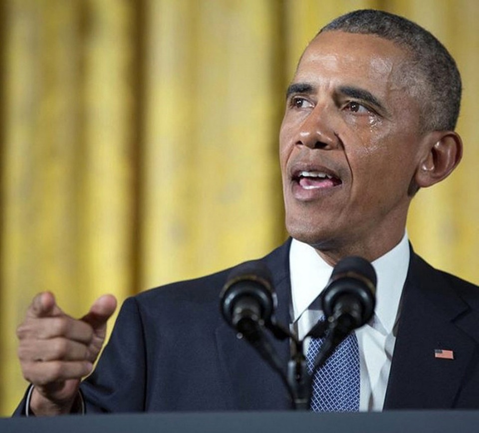 Những khoảnh khắc hậu trường "đắt giá" của Tổng thống Obama - 21
Ông Obama đã khóc khi công bố các biện pháp mà chính quyền thực hiện nhằm giảm bạo lực súng đạn trong bài phát biểu trên truyền hình từ căn phòng phía Đông của Nhà Trắng tháng 1/2016.