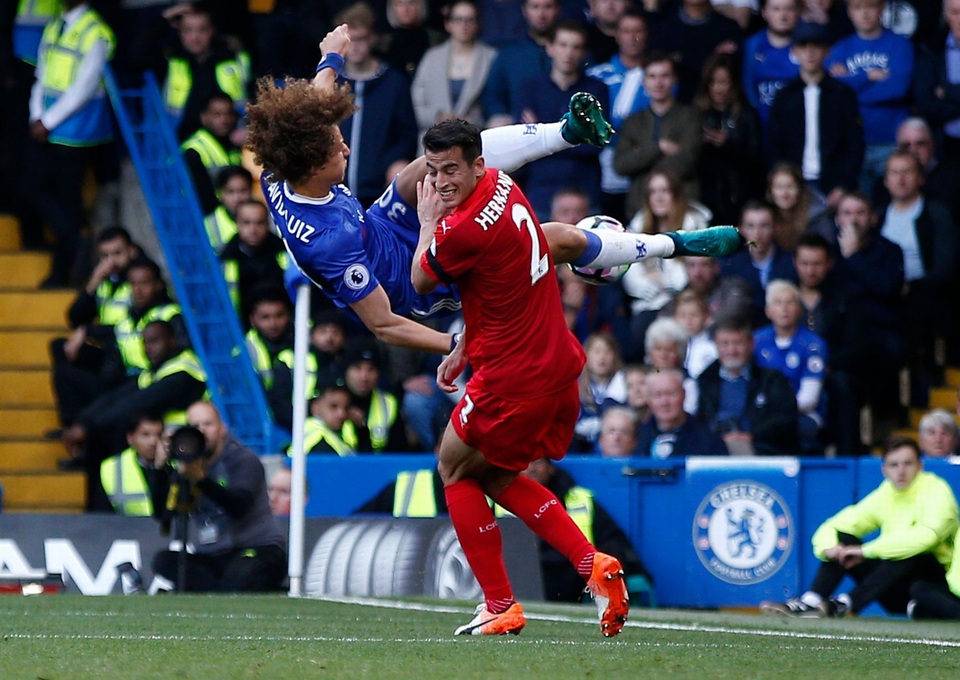 Nhìn lại chiến thắng thuyết phục của Chelsea trước Leicester - 9
Một pha bóng tranh chấp quyết liệt giữa Luiz (trái) và Hernandez
