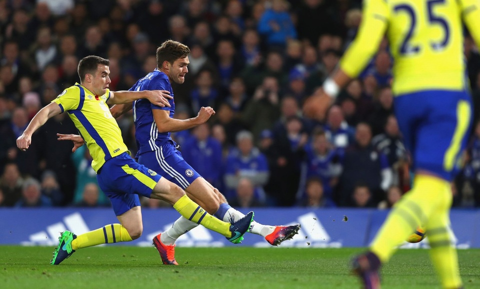 
Chỉ một phút sau khi mở tỉ số, Chelsea nhân đôi cách biệt, người ghi bàn là Alonso
