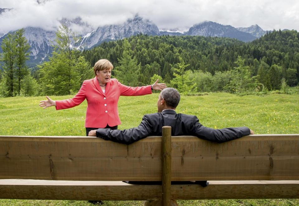 Ông Obama ăn tối riêng với Thủ tướng Đức - 16
Bức ảnh nổi tiếng của Thủ tướng Merkel và Tổng thống Obama, khi hai nhà lãnh đạo trò chuyện bên ngoài cung điện Elmau tại Kruen, Đức. (Ảnh: Reuters)