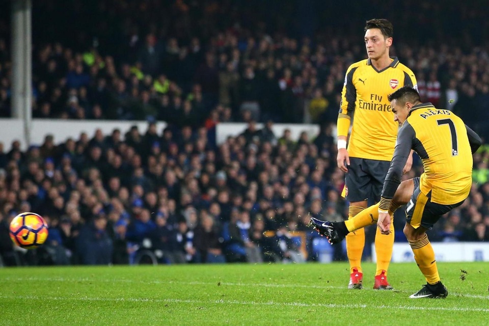 Nhìn lại thất bại cay đắng của Arsenal trên sân Everton - 8
Phút 20, Sanhchez sút phạt thành bàn...