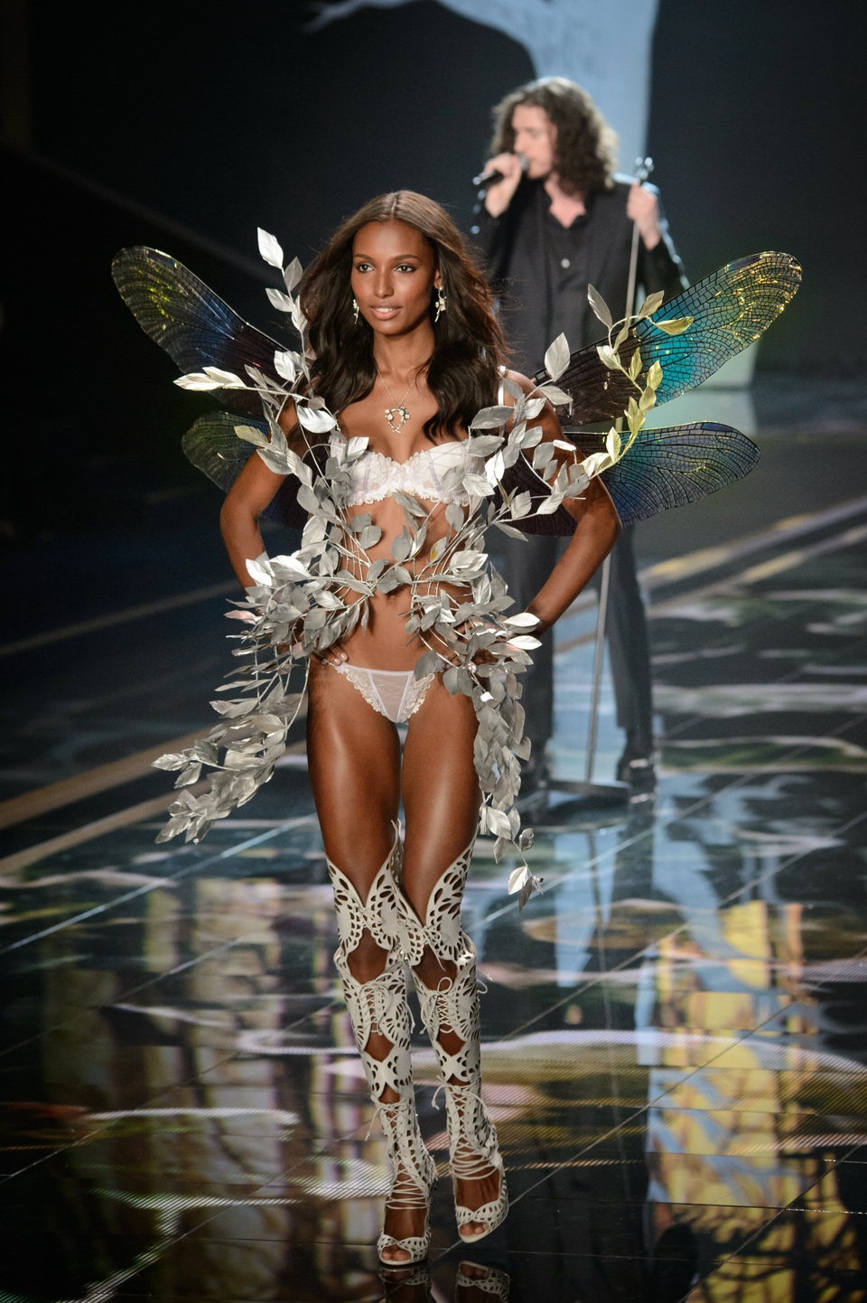 Cận cảnh áo lót 3 triệu đô la Mỹ gắn đá quý của Victoria's Secret - 14
Jasmine sải bước trong show diễn Victorias Secret năm 2015.